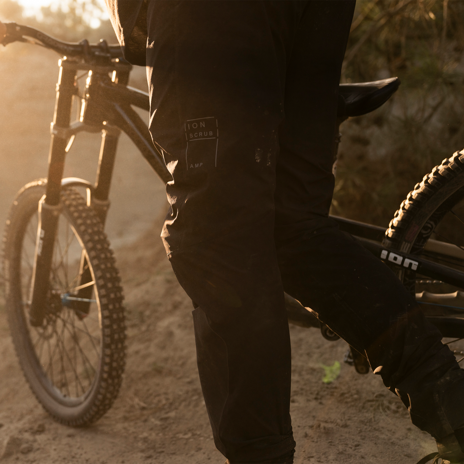 Pantaloni da bici ION Scrub Amp in nero durante il mountain biking su sentiero