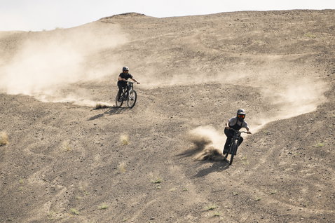 ION Seek Amp HD Cotton bike dungarees during mountain biking on a dusty desert trail