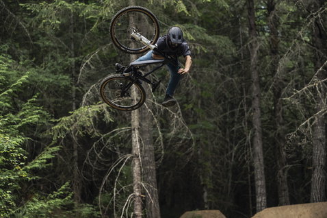 Maglia ciclismo manica corta ION Bike TECH Logo in verde oliva scuro durante mountain bike nel bike park
