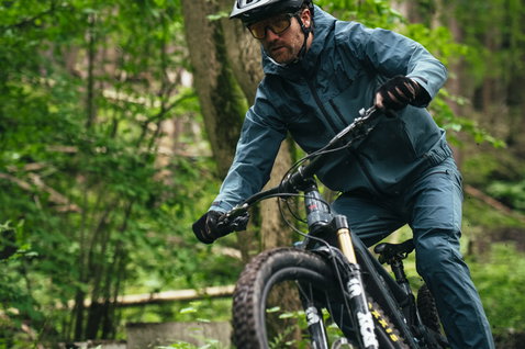 ION Bike Shelter 3L Hybrid cycling jacket in slate blue during mountain biking in the forest