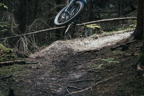 Veste softshell ION Shelter 2L lors d'une sortie VTT en forêt en bleu acier