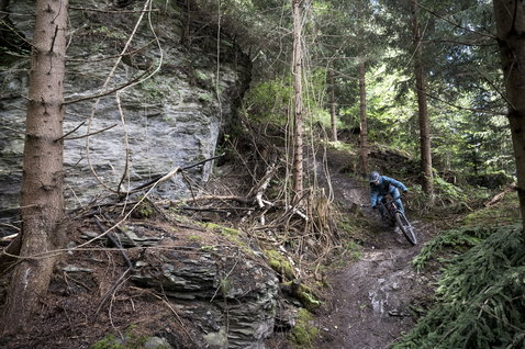 Veste softshell ION Shelter 2L homme lors d'une sortie VTT en forêt