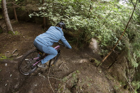 ION Shelter 2L Softshell Hose in slate blue beim Mountainbiken im Wald