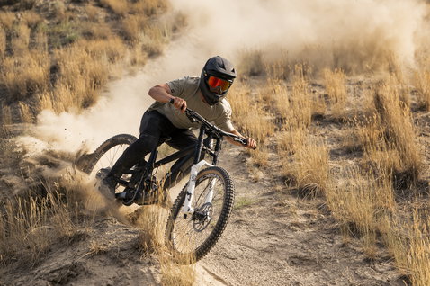 ION Bike Scrub Select MIPS fullface helmet during mountain biking on a dusty enduro trail