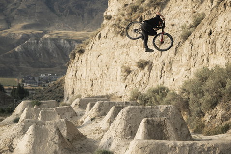 Casco ION Bike Seek durante il dirt jumping su terreno roccioso all'aperto