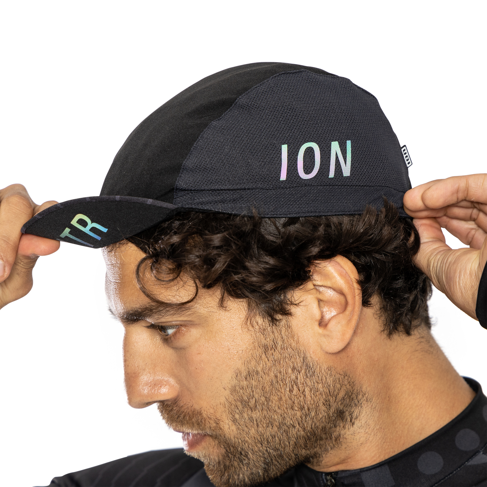 ION Bike VNTR Cap Onesize in schwarz mit irisierendem Logo, getragen von einem Modell