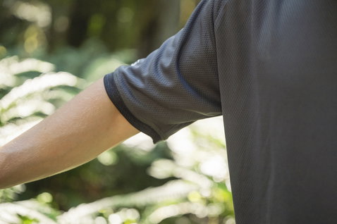 Maglia ciclismo manica corta ION Bike TECH Logo uomo in grigio scuro durante mountain bike in foresta