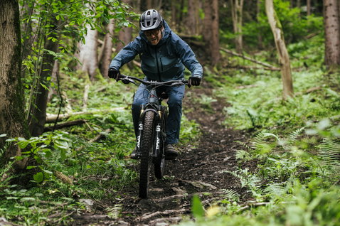 ION Bike Shelter 3L Hybrid cycling pants during mountain biking on a forest trail in dark olive