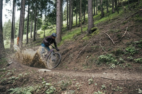 ION Shelter 3L Hybrid cycling pants in olive black during mountain biking in forest
