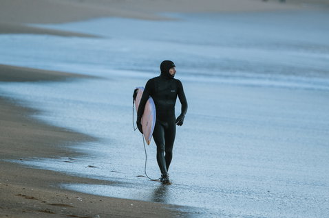 ION Ballistic Boots 3/2 neoprene boots in black during wave surfing at the coast