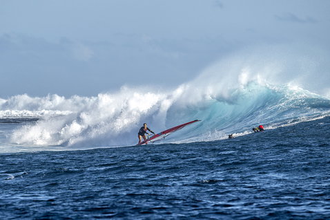 ION Jade cintura da donna durante windsurf sulle onde in oceano