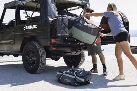 Sac à wakeboard ION Core Wheelie 148x45 cm en gris anthracite chargé dans un véhicule tout-terrain