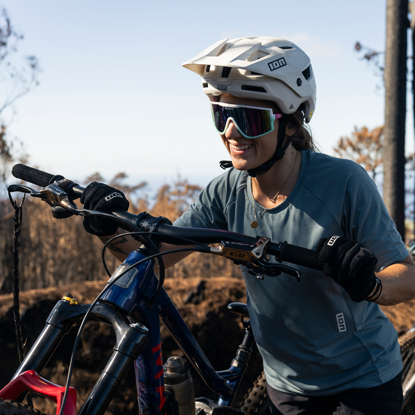 ION Traze Kurzarm MTB-Trikot für Damen in slate-blau beim Mountainbiken