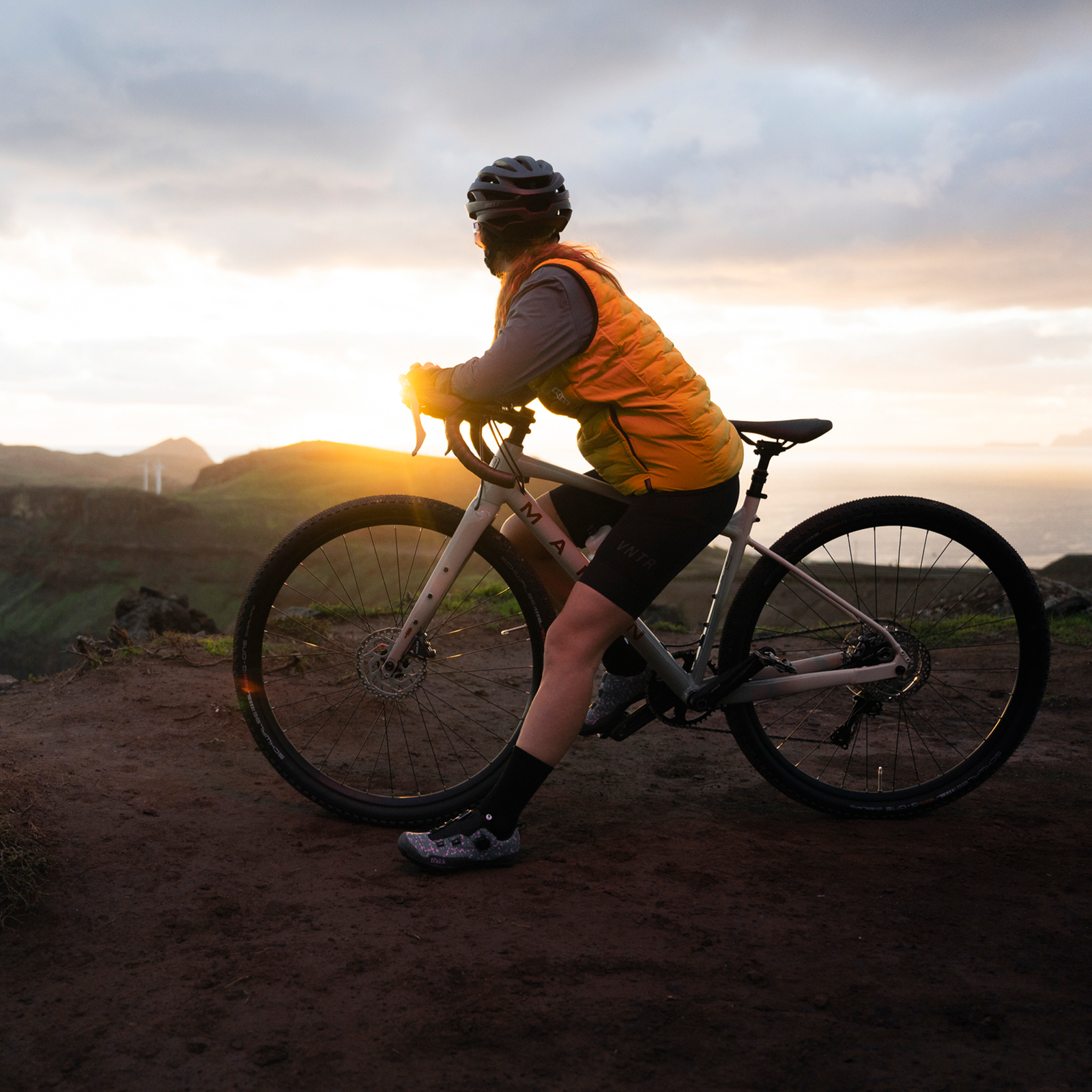 ION Bike Vest Thermolite Hybrid Shelter Damen Radweste in amber beim Gravel-Fahren an der Küste