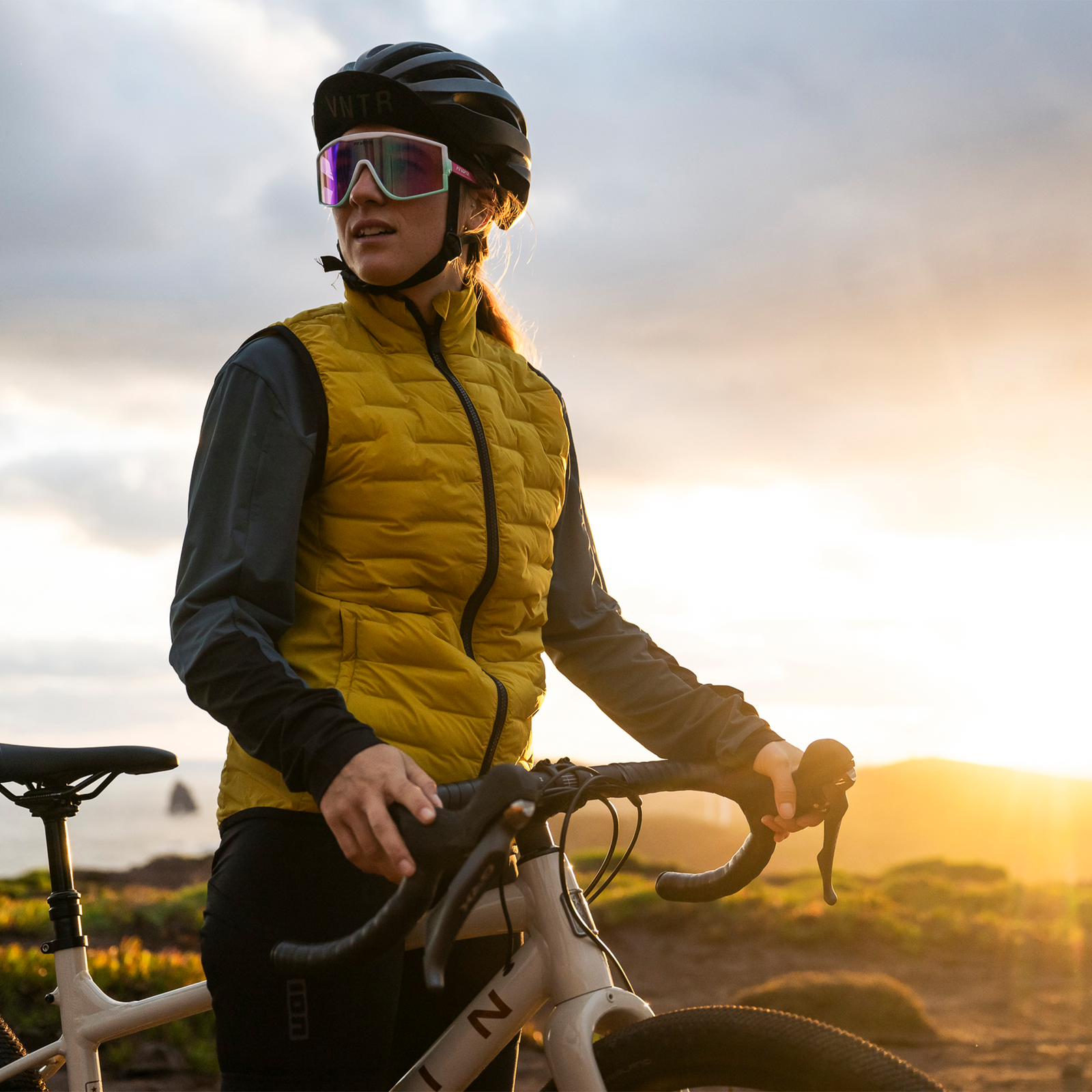 ION Bike Vest Thermolite Hybrid Shelter Damen Radweste in senfgelb beim Gravelbiken an der Küste