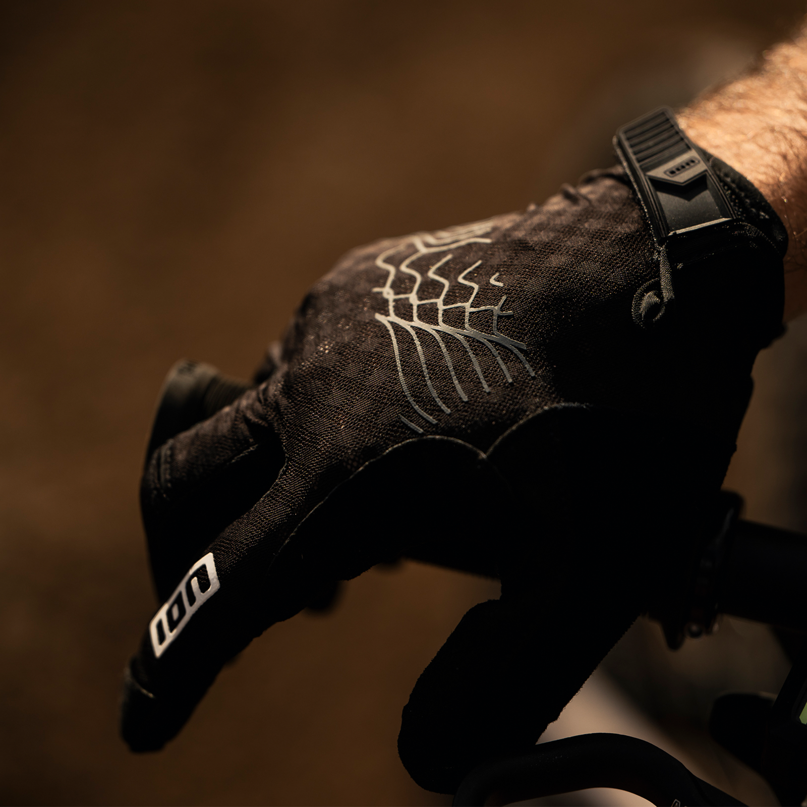 Gants longs ION Traze VTT en noir lors d'une sortie vélo tout-terrain