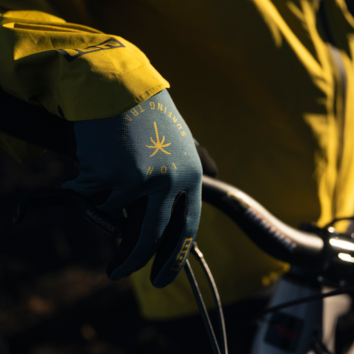 ION_Bike_Gloves-ION-Logo-unisex_Model-Pictures_1