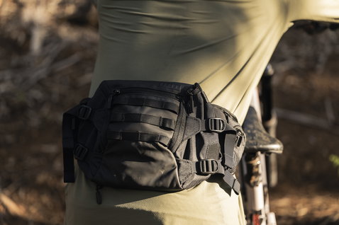 Sac banane ION Bike Traze 3 en noir lors d'une sortie vélo de montagne sur sentier