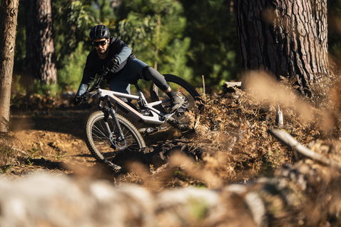 ION Traze Amp LS AFT Langarm-Radtrikot in dunkelgrau beim Mountainbiken im Wald