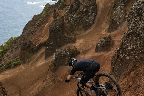 ION Bike Traze SS cycling jersey in black during mountain biking on coastal cliffs