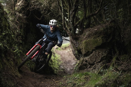 ION_Bike_Bike-Jersey-Traze-Amp-LS-AFT-women_Action-Shots_3