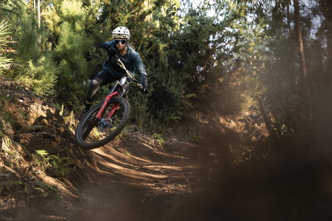 ION Traze Amp LS AFT Damen Radtrikot in teal beim Mountainbiken auf einem Waldtrail