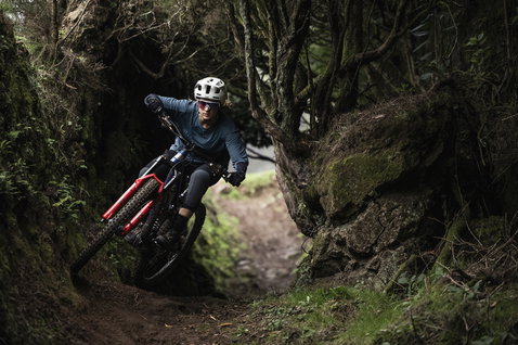 Pantaloncini ciclismo donna ION Bike Traze Amp AFT in nero durante mountain bike su sentiero forestale