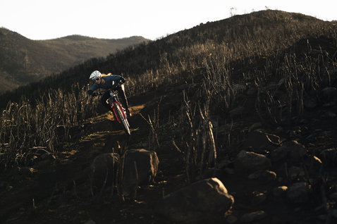 Pantaloncini da ciclismo donna ION Bike Traze Amp AFT durante il mountain bike su un sentiero roccioso