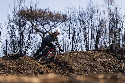 ION Bike Traze SS Damen Radtrikot in dunkelgrau beim Mountainbiken auf einem Trail