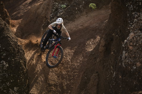 ION Bike Seek Amp dungarees in dark brown-black during mountain biking on rocky trail