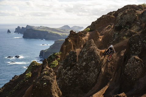 ION Bike Seek Amp dungarees during mountain biking on a dramatic coastal cliff trail