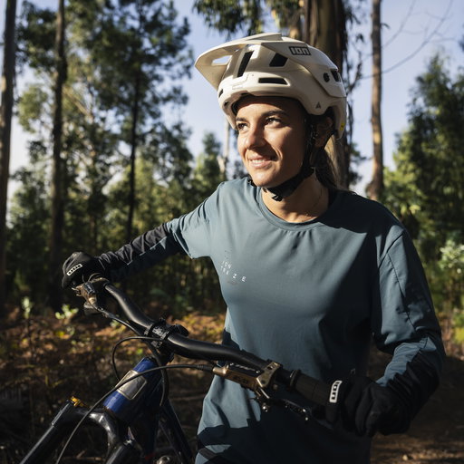 ION Bike Traze Amp Langarm-Radtrikot Damen in slate teal beim Mountainbiken im Wald