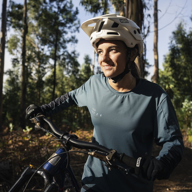 ION Bike Traze Amp Langarm-Radtrikot Damen in slate teal beim Mountainbiken im Wald