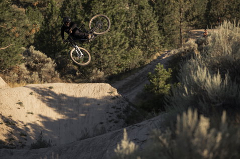 ION Scrub Amp BAT Fahrradhose in schwarz beim Freeriden auf Mountainbike-Trail