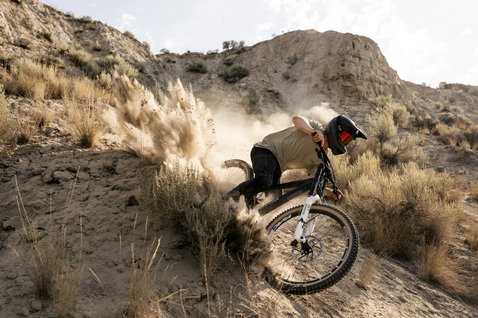 ION Scrub Amp BAT Bikehose für Herren beim Downhill-Mountainbiken in der Wüste in schwarz