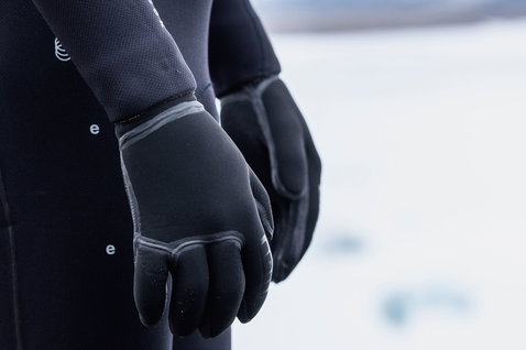 ION Neo Gloves gants en néoprène en noir lors du kitesurf en bord de mer