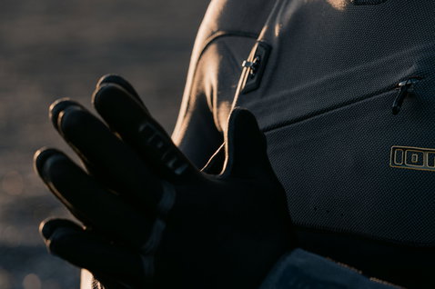 Gants néoprène ION Neo Gloves 4/2 en noir portés lors de sports nautiques