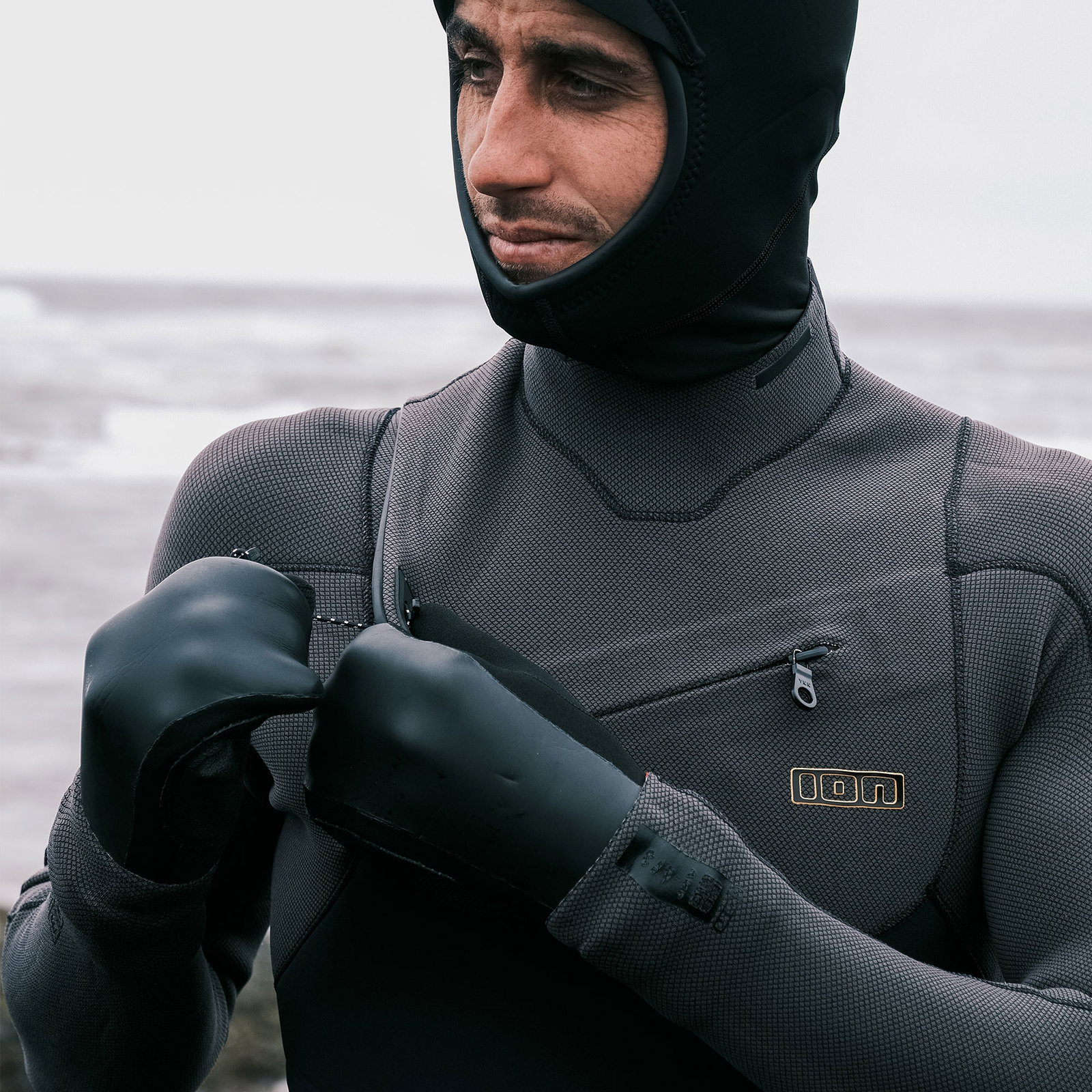 ION Arctic Gloves gants en néoprène 5mm en noir lors d'une session de kitesurf en côte
