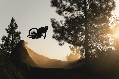 ION Scrub Bike Shorts Herren beim Mountainbiken im Bikepark bei goldenem Licht