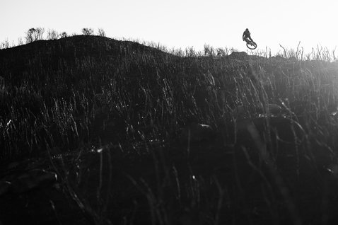 Maglia ciclismo ION Bike Traze Amp SS AFT da uomo durante il mountain bike in collina