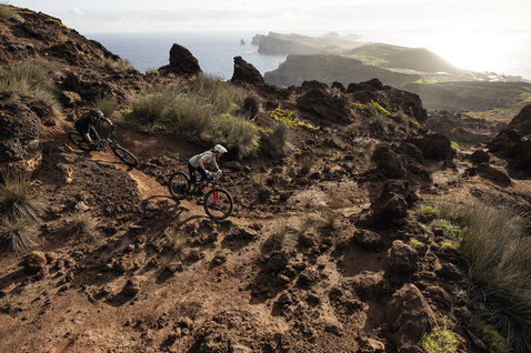 ION Bike Traze Amp SS AFT maglia ciclismo durante mountain bike su sentiero costiero vulcanico