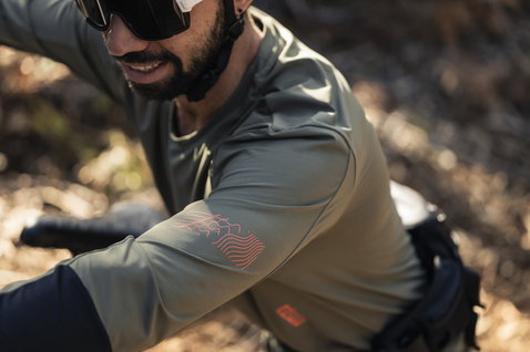 ION Traze Amp LS AFT Langarm-Radtrikot in olivgrün beim Mountainbiken im Wald