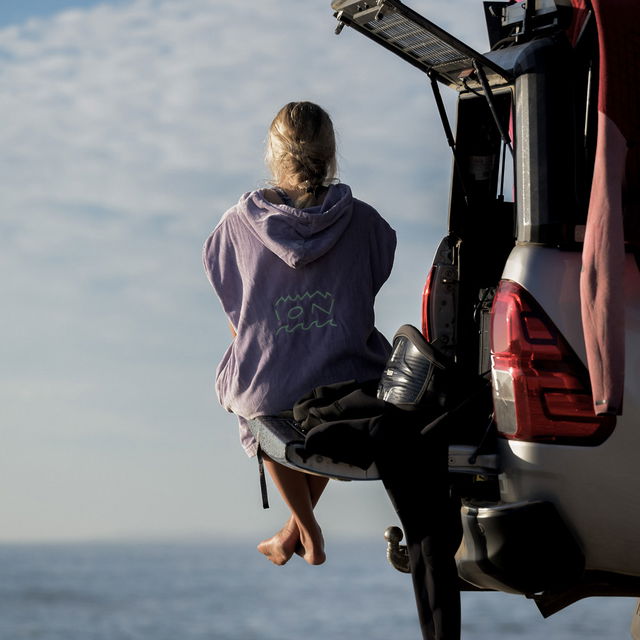 ION_Water_Poncho-Core_Model-Pictures_4