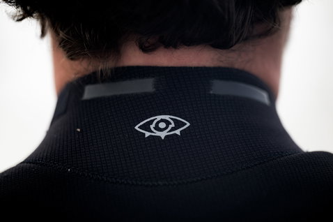 ION Seek Select 5/4mm front-zip fullsuit in black – collar and logo detail