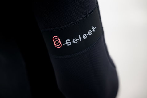 ION Seek Select 5/4mm front-zip fullsuit in black – Select logo detail
