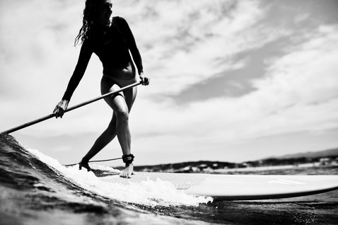 ION SUP Leash Core Ankle durante lo stand up paddleboarding sull'oceano