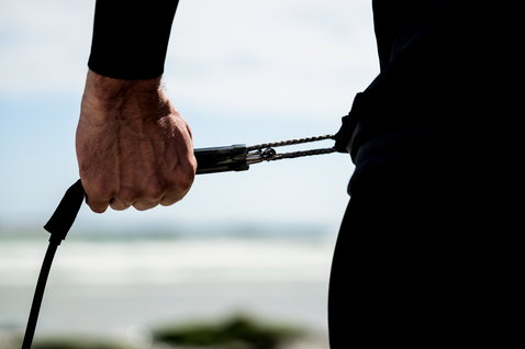 ION Hip Belt cintura da fianchi in nero con gancio a moschettone per sport acquatici