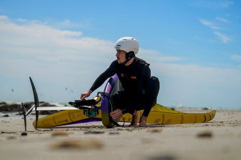 ION Hip Belt durante il wing foiling in spiaggia — cintura di sicurezza per sport acquatici