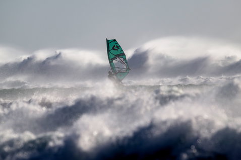 ION Water Uphaul Line Core durante il windsurf nelle onde con mare in tempesta