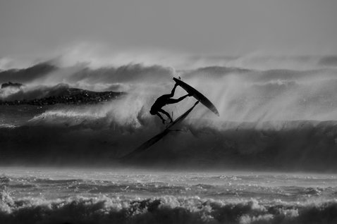 ION Water Uphaul Line Core durante il windsurf sulle onde dell'oceano